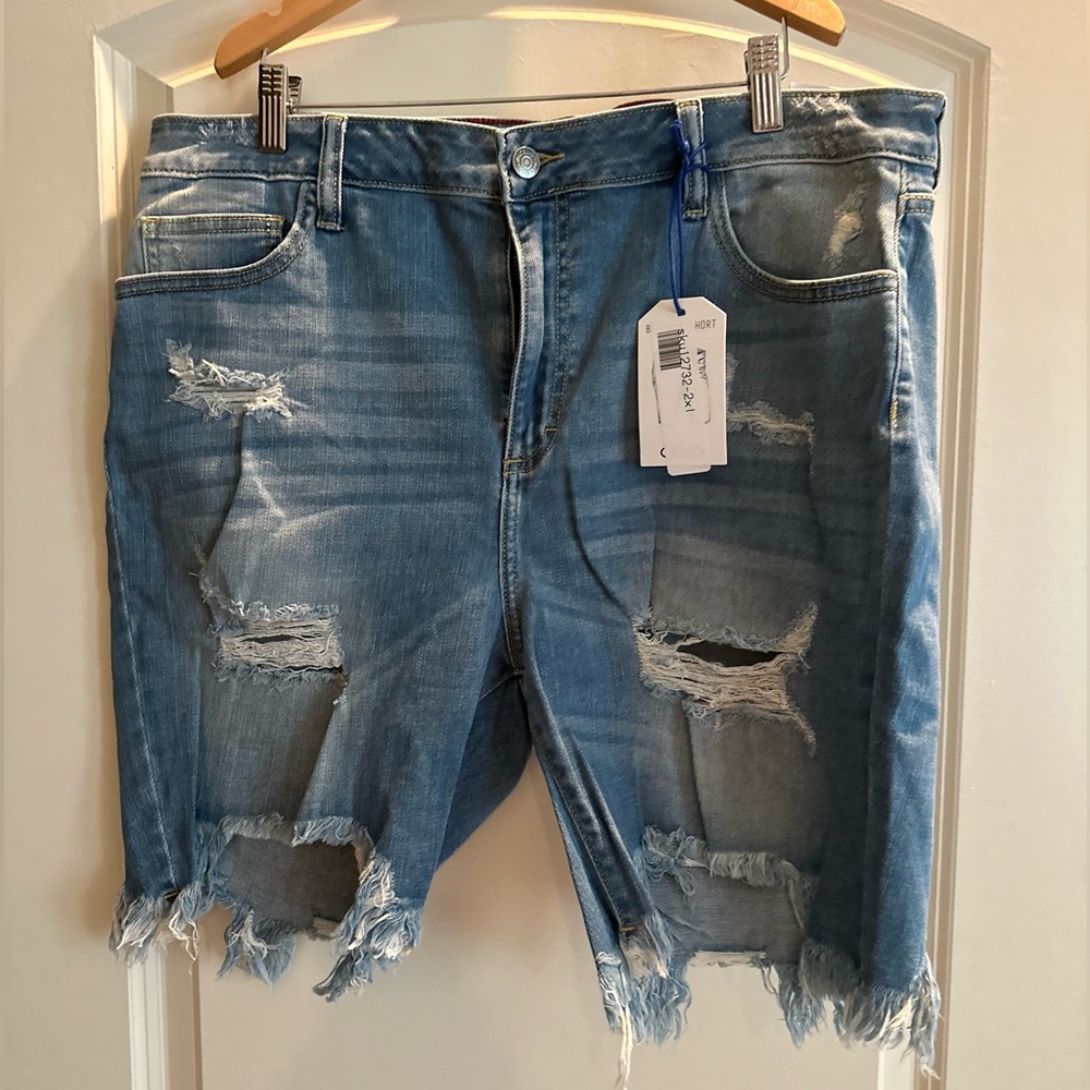 Ms. Cello jean shorts. Zipper fly. Size 2X. Stretch denim. Like new condition